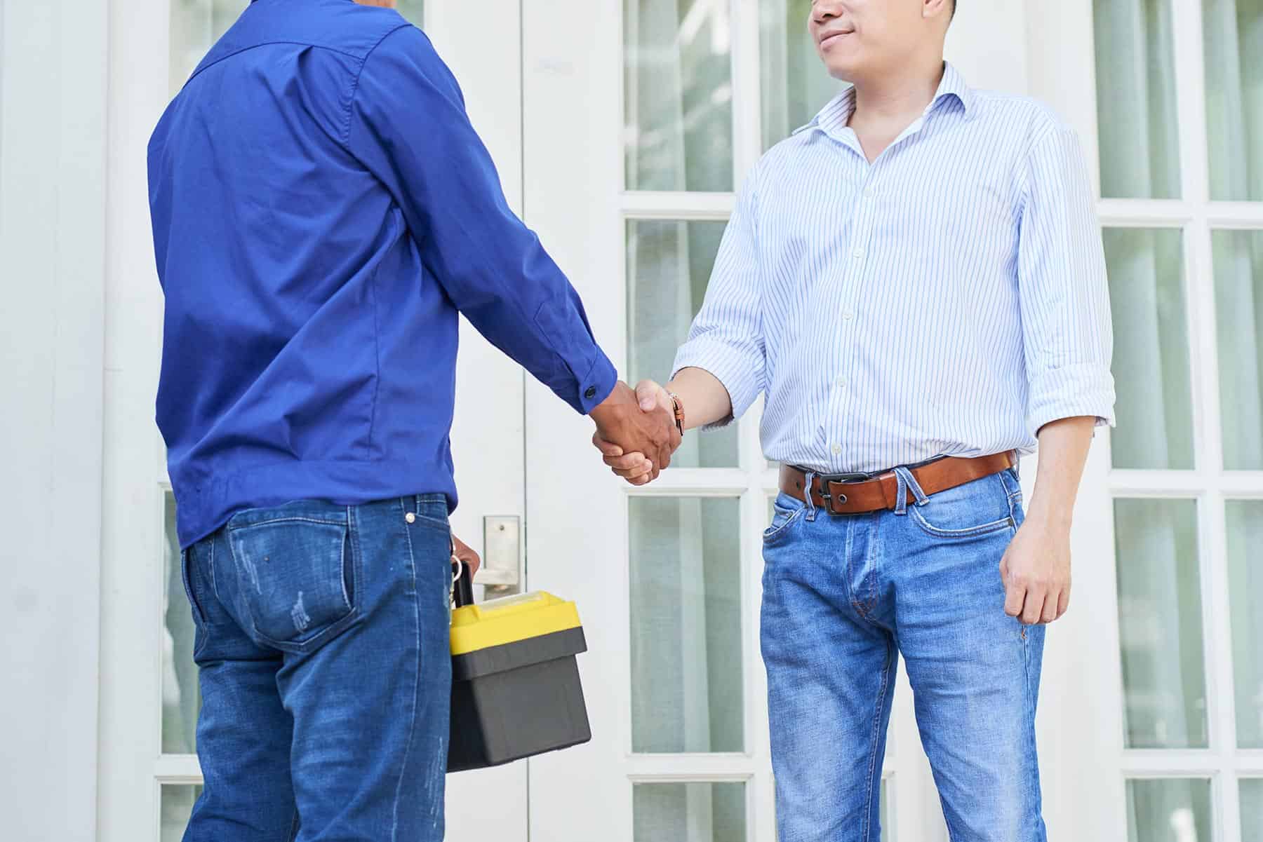 Mississauga Appliance Repair - Dial An Applianceman repair man Handshake with customer